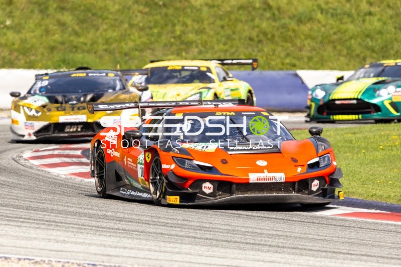 Mehrere Fahrzeuge auf der Rennstrecke