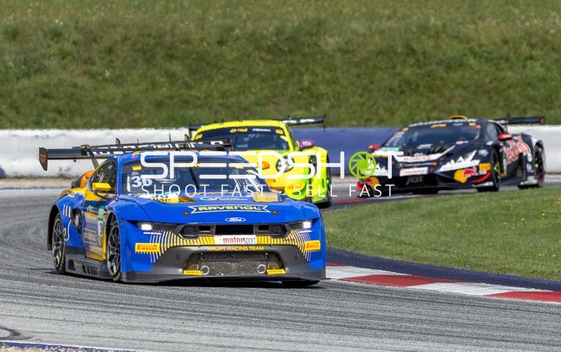 Drei Fahrzeuge auf der Rennstrecke