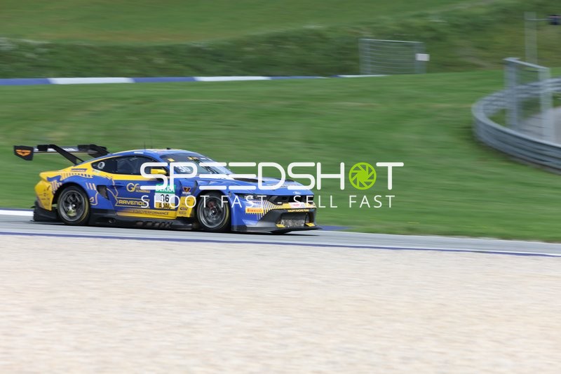 Rennfahrzeug auf der Rennstrecke