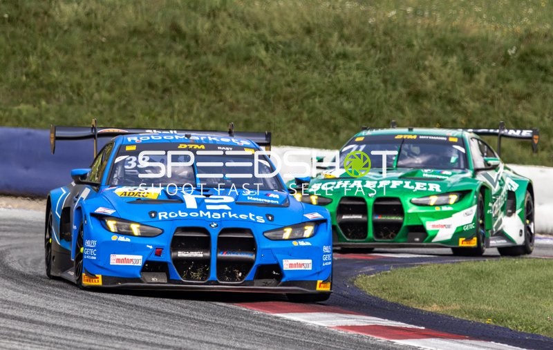 Zwei Fahrzeuge auf der Rennstrecke