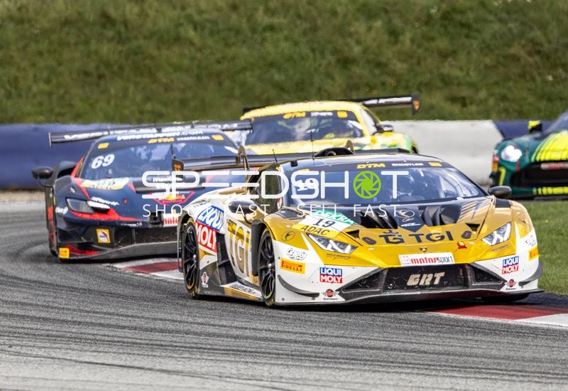 Mehrere Fahrzeuge auf der Rennstrecke