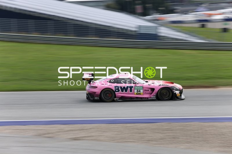 Rennfahrzeug auf der Rennstrecke