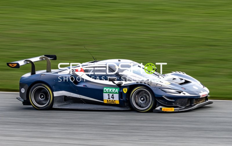 Rennfahrzeug auf der Rennstrecke