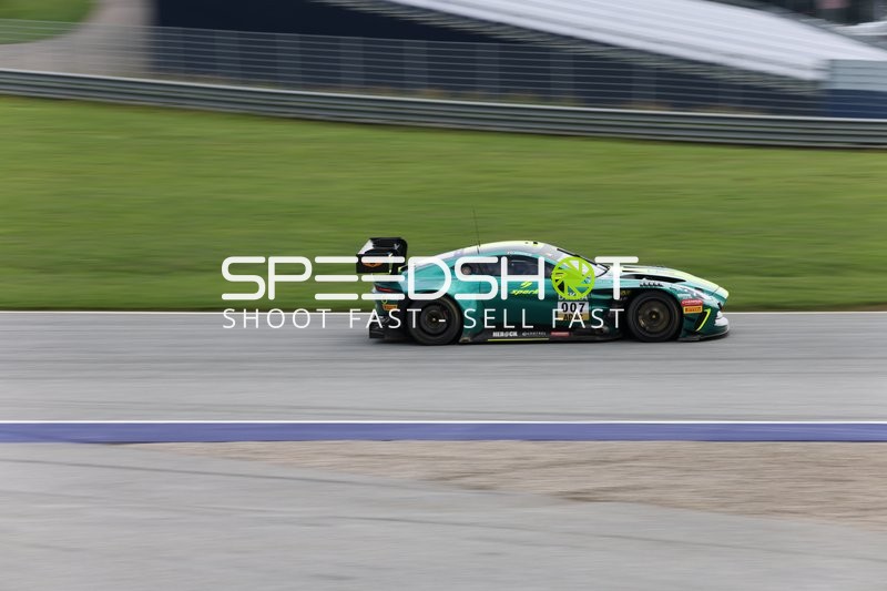 Rennfahrzeug auf der Rennstrecke