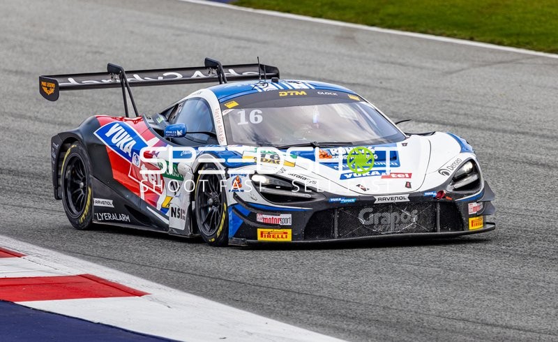 Rennfahrzeug auf der Rennstrecke