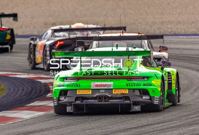 Rennfahrzeug auf der Rennstrecke