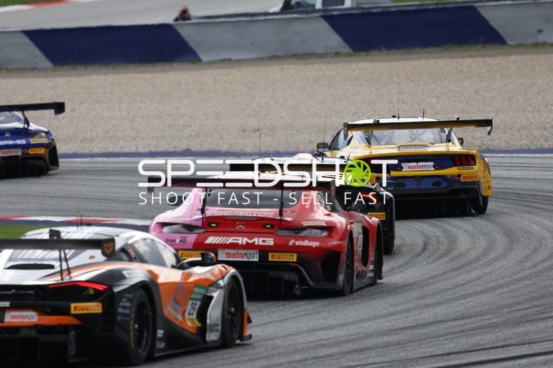 Mehrere Fahrzeuge auf der Rennstrecke