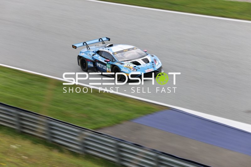 Rennfahrzeug auf der Rennstrecke