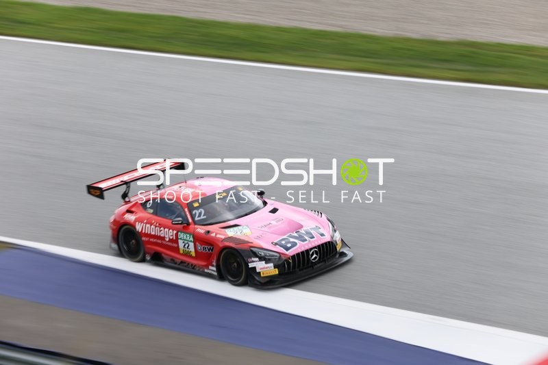 Rennfahrzeug auf der Rennstrecke