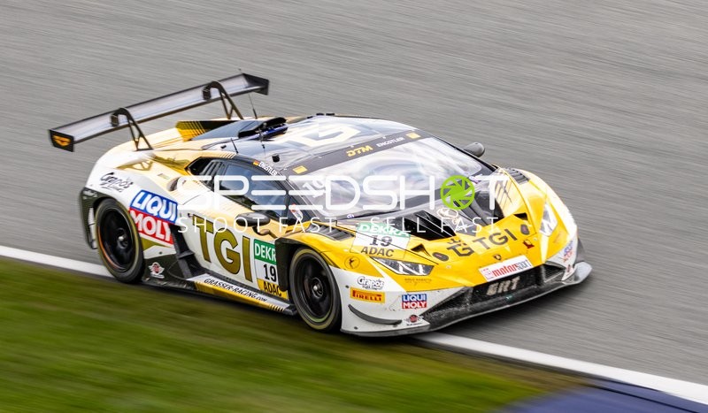 Rennfahrzeug auf der Rennstrecke