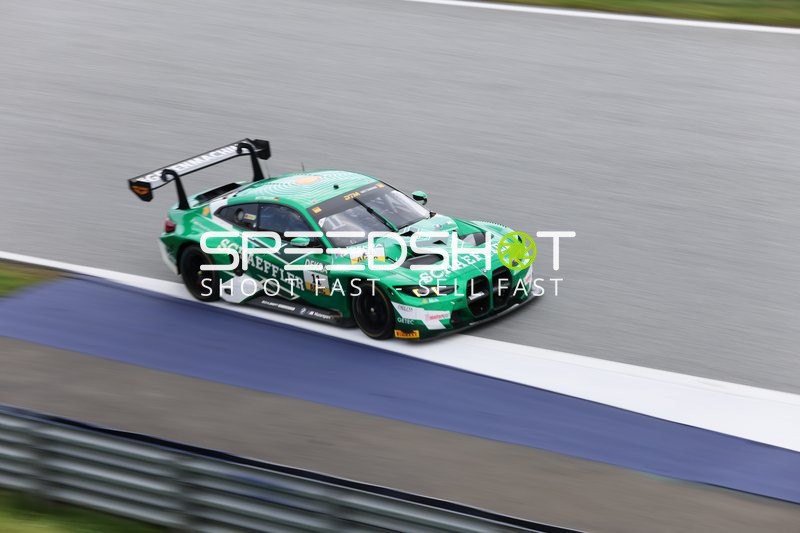 Rennfahrzeug auf der Rennstrecke