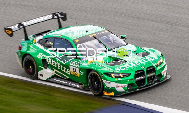 Rennfahrzeug auf der Rennstrecke