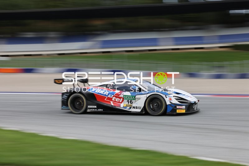 Rennfahrzeug auf der Rennstrecke