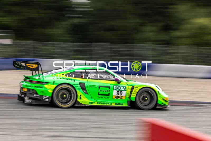 Rennfahrzeug auf der Rennstrecke