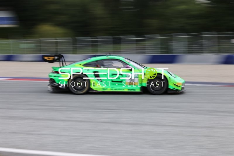 Rennfahrzeug auf der Rennstrecke