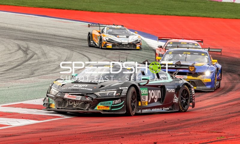 Mehrere Fahrzeuge auf der Rennstrecke