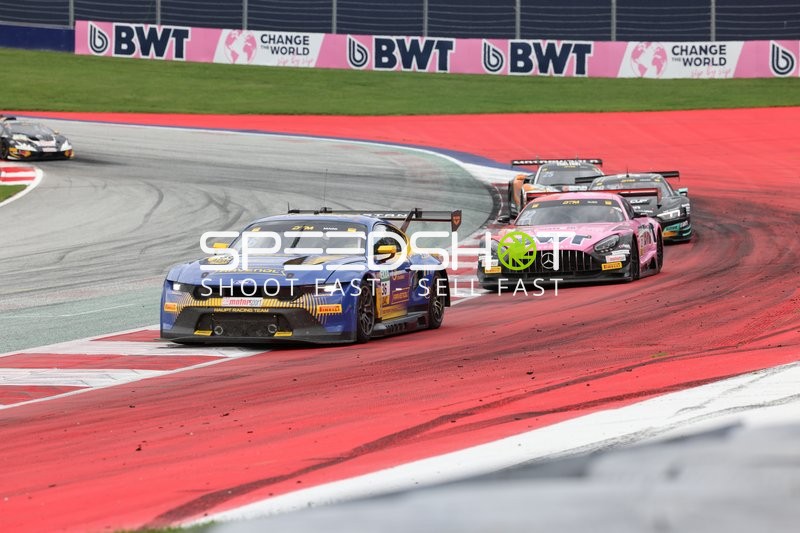 Mehrere Fahrzeuge auf der Rennstrecke