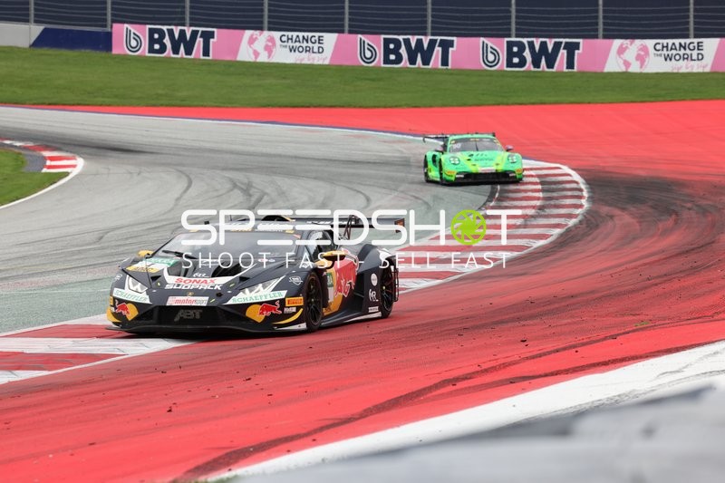 Zwei Fahrzeuge auf der Rennstrecke