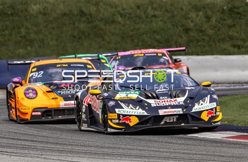 Drei Fahrzeuge auf der Rennstrecke