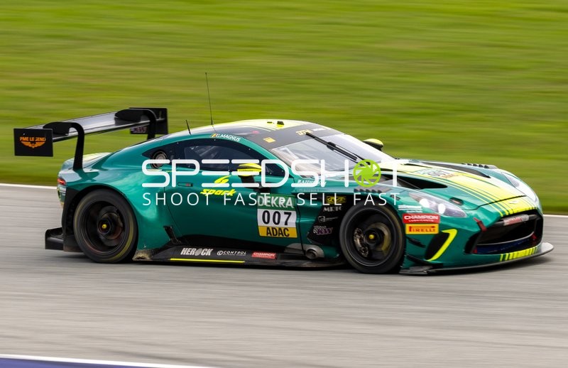 Rennfahrzeug auf der Rennstrecke