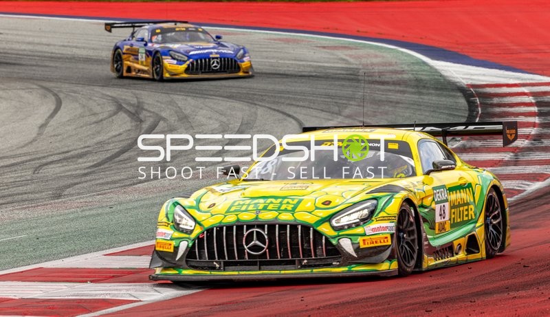 Rennfahrzeug auf der Rennstrecke