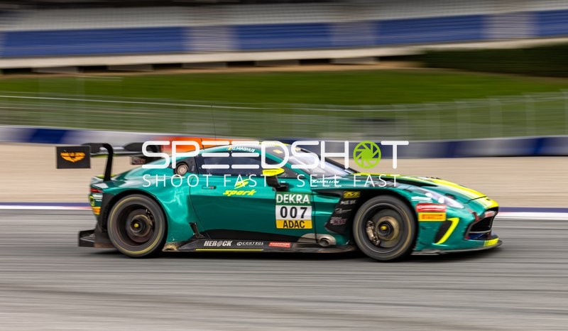 Rennfahrzeug auf der Rennstrecke