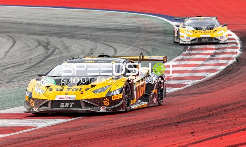 Zwei Fahrzeuge auf der Rennstrecke