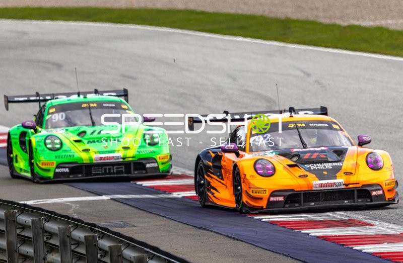 Zwei Fahrzeuge auf der Rennstrecke