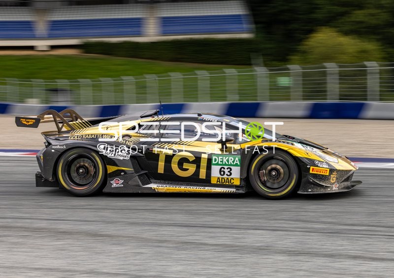 Rennfahrzeug auf der Rennstrecke