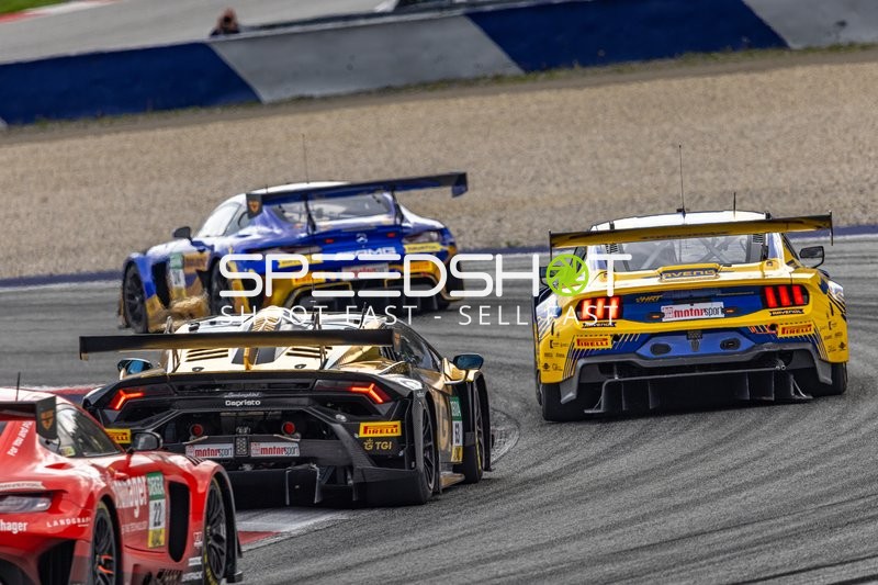 Mehrere Fahrzeuge auf der Rennstrecke