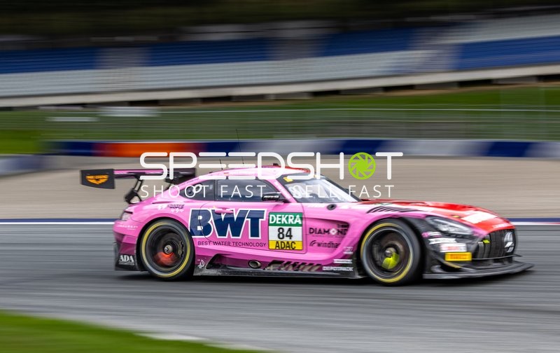 Rennfahrzeug auf der Rennstrecke