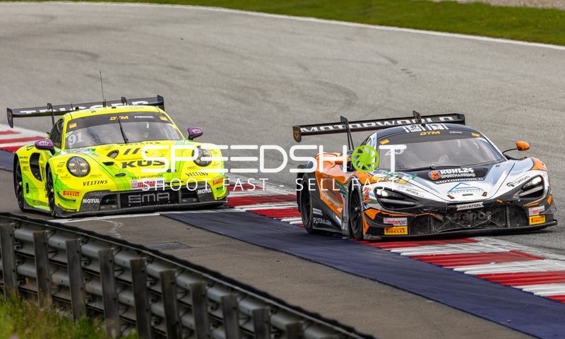 Zwei Fahrzeuge auf der Rennstrecke