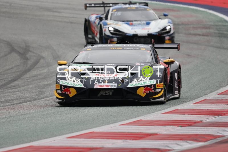 Rennfahrzeug auf der Rennstrecke