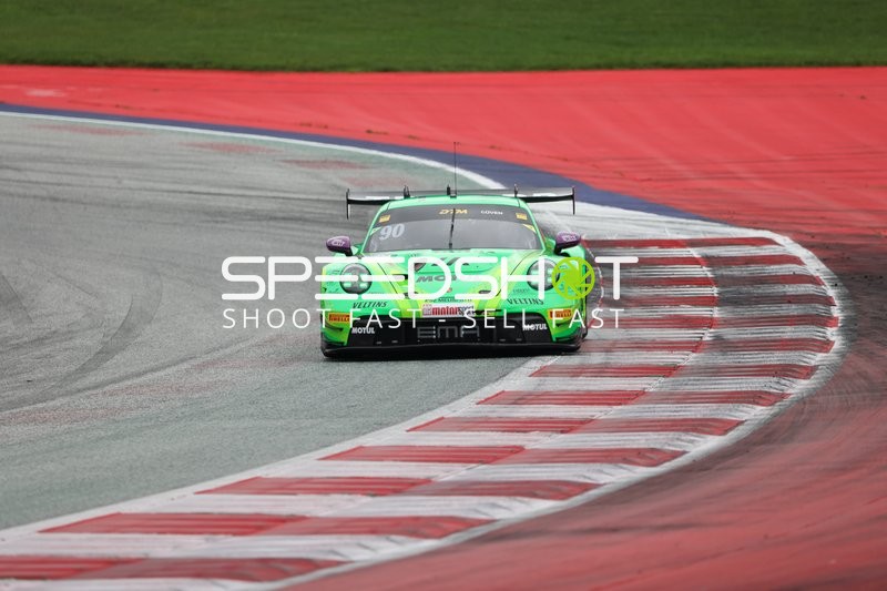 Rennfahrzeug auf der Rennstrecke