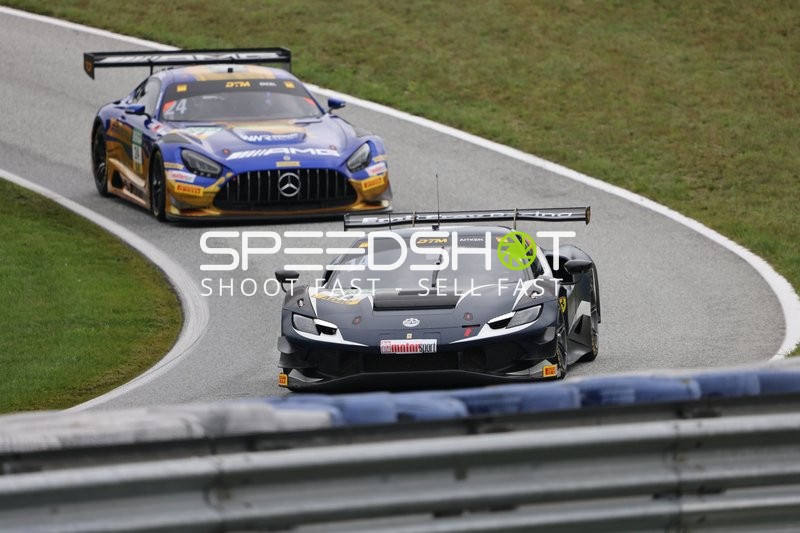 Zwei Fahrzeuge auf der Rennstrecke