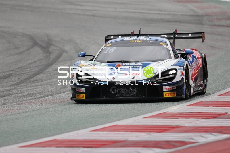 Rennfahrzeug auf der Rennstrecke