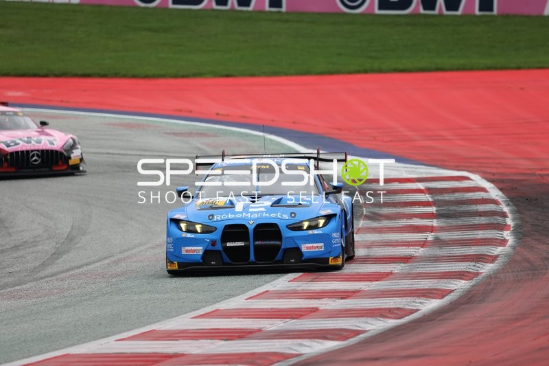 Rennfahrzeug auf der Rennstrecke