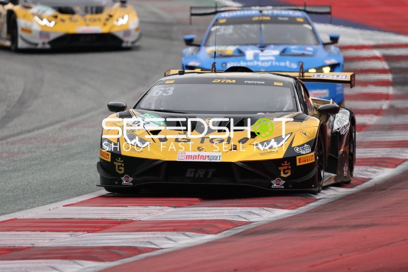 Drei Fahrzeuge auf der Rennstrecke