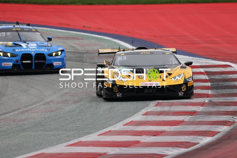 Zwei Fahrzeuge auf der Rennstrecke