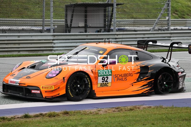 Rennfahrzeug auf der Rennstrecke