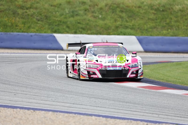 Rennfahrzeug auf der Rennstrecke