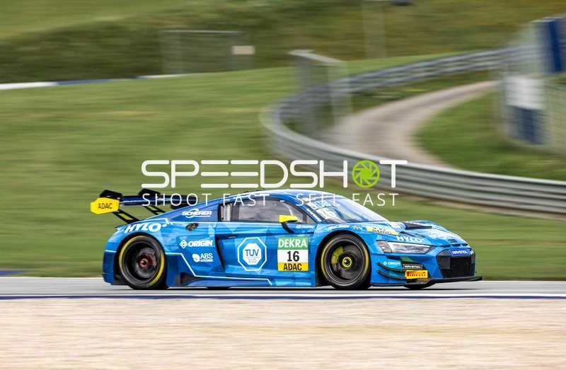 Rennfahrzeug auf der Rennstrecke