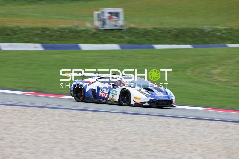 Rennfahrzeug auf der Rennstrecke