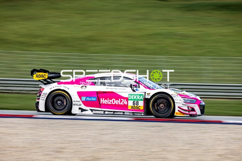 GT Masters Fahrzeug auf der Rennstrecke