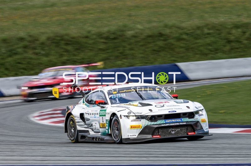 Rennfahrzeug auf der Rennstrecke