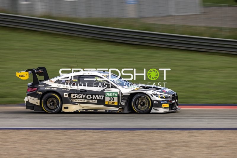 Rennfahrzeug auf der Rennstrecke