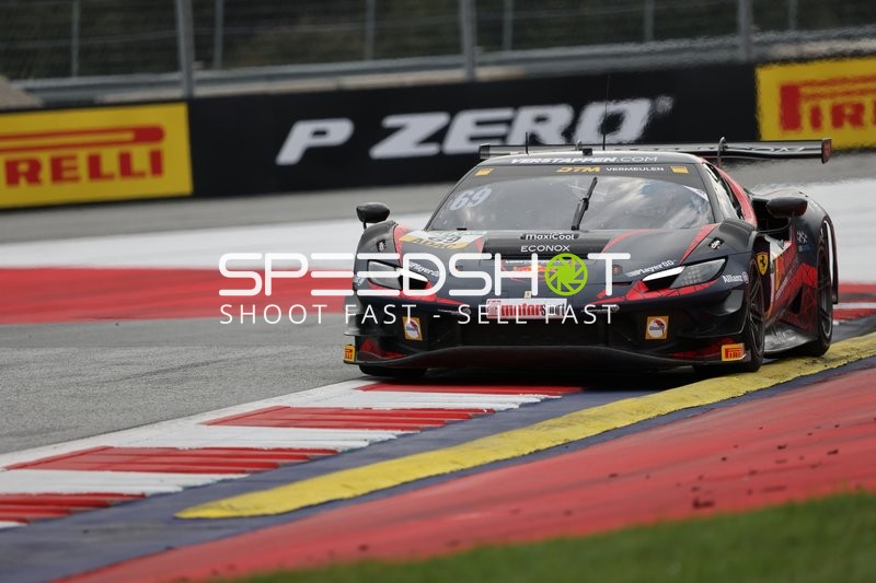 Rennfahrzeug auf der Rennstrecke