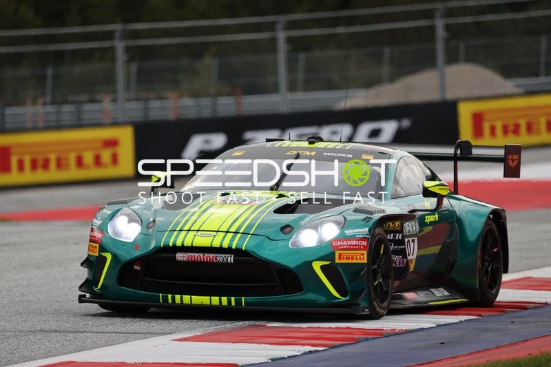 Rennfahrzeug auf der Rennstrecke