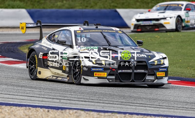 Rennfahrzeug auf der Rennstrecke