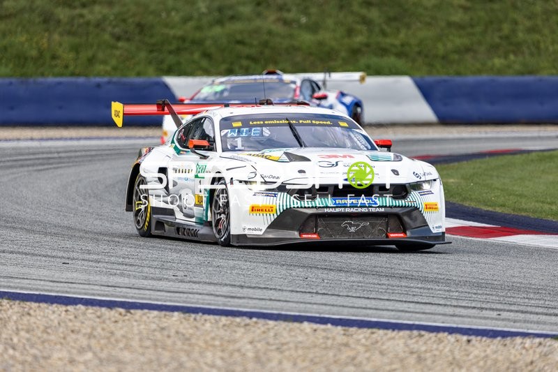 Rennfahrzeug auf der Rennstrecke